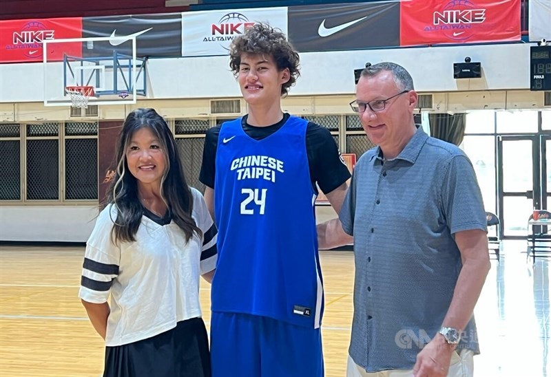 Carter Coleman (center) poses with his parents on Thursday after joining Taiwan's under-18 national team training squad. CNA photo July 30, 2026