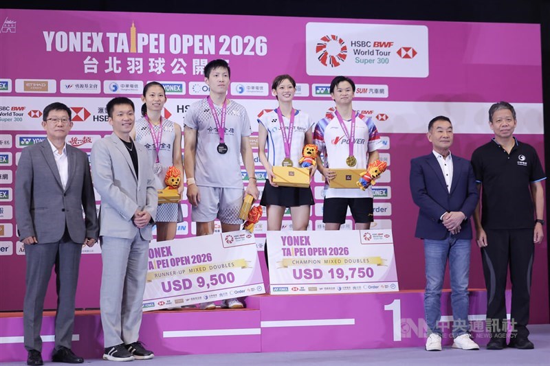 Taiwan's mixed doubles team of Yang Po-hsuan (fourth left) and Hu Ling-fang (third left) pose with Taiwan Sports Minister Lee Yang (second left) after winning second place on Sunday. CNA photo Aug. 2, 2026