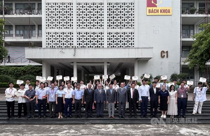 The Taiwanese Business Scholarship Foundation in Vietnam hosts a scholarship ceremony at Hanoi University of Science and Technology on June 18 this year. CNA photo June 18, 2026