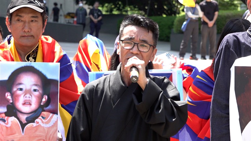 Tashi Tsering (center), secretary-general of the Human Rights Network for Tibet and Taiwan, speaks at a rally outside the Bank of China’s Taipei branch on Sunday. CNA photo Aug. 2, 2026.