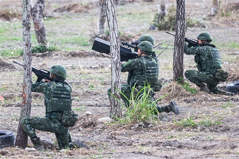 A Taiwanese soldier holds a drone jammer during a drill in Taitung County in 2024. CNA file photo