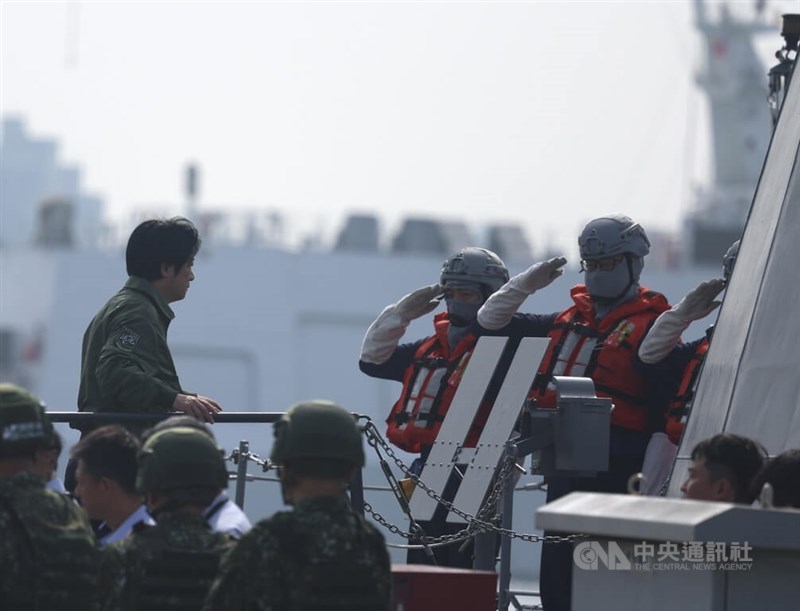 President Lai Ching-te (left) boarded the Kuang Hua VI-class missile boat No. 64 at the Navy’s Zuoying base on Saturday to observe the coastal strike and nearshore defense excercise of the Han Kuang military exercises. CNA photo Aug. 8, 2026