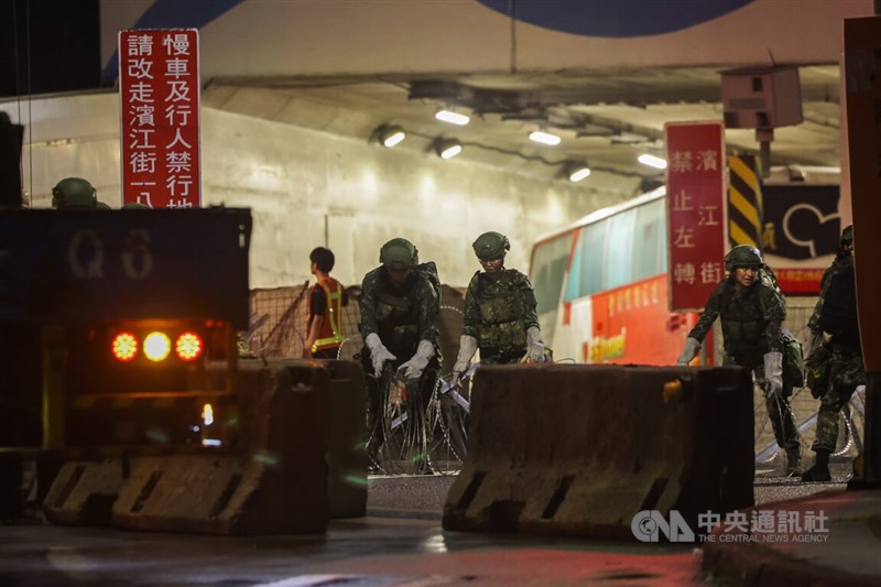 Military Police Reserve Brigade soldiers set up concertina wire at the entrance of the Fuxing North Road Underpass in Taipei late Monday during an anti-airdrop drill around Taipei Songshan Airport as part of the Han Kuang 42 live-fire exercises. CNA photo Aug. 11, 2026