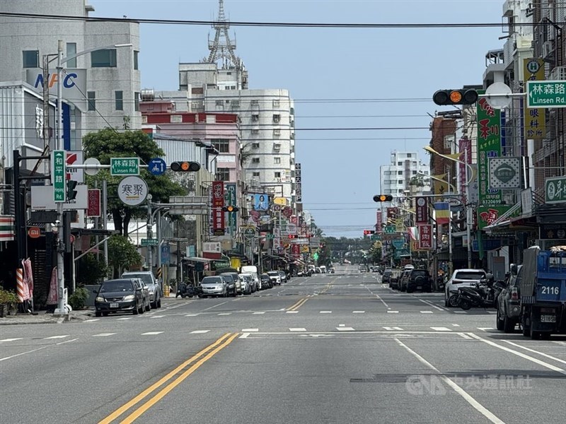 A street in Hualien sits deserted with vehicles pulled over to the side during an urban resilience air defense drill in eastern Taiwan, Wednesday. CNA photo Aug. 12, 2026