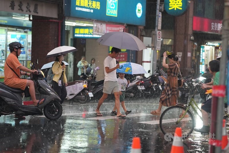 Pedestrians and motorists make their way through the rain in Taipei on Tuesday. CNA photo Aug. 11, 2026