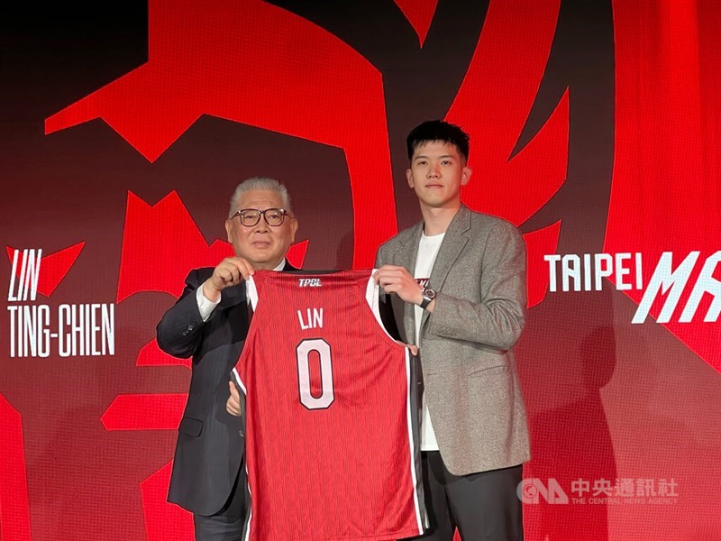 Taiwan basketball star Lin Ting-chien (right) holds up his No. 0 jersey at his signing press conference with the TPBL's Taipei Taishin Mars on Thursday. CNA photo Aug. 13, 2026