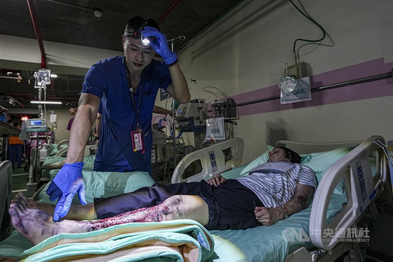 Shuang Ho Hospital simulates a blackout scenario during the northern Taiwan's urban resilience exercise on Thursday. CNA photo Aug. 13, 2026