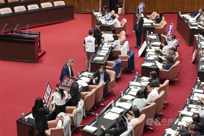 Lawmakers vote on budget proposals at the Legislative Yuan Friday. CNA photo Aug. 14, 2026