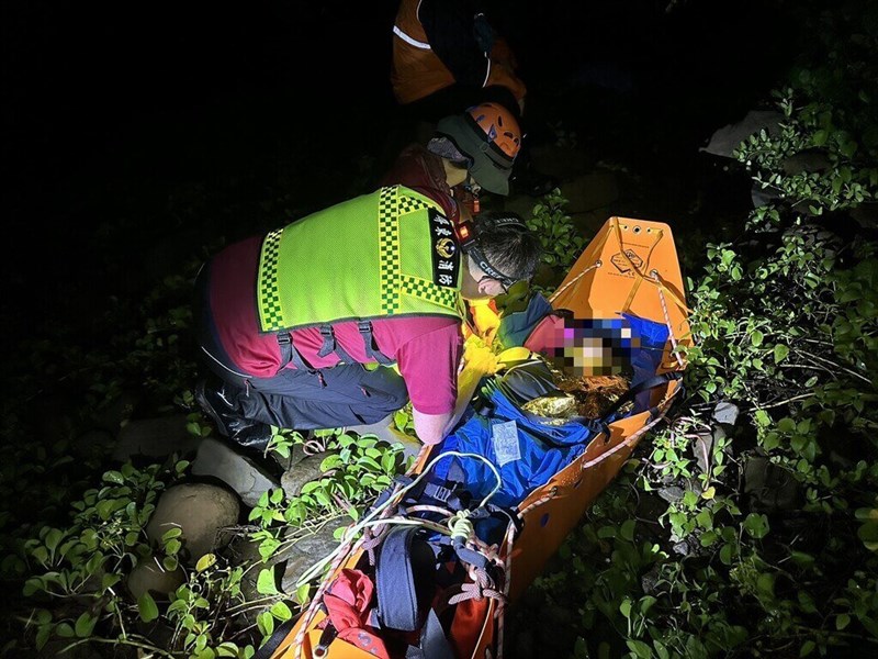 Rescuers carry a woman surnamed Chang out of a wooded area in Kenting National Park after she was stung by Asian giant hornets. Photo courtesy of the Pingtung County Bureau of Fire and Emergency Services