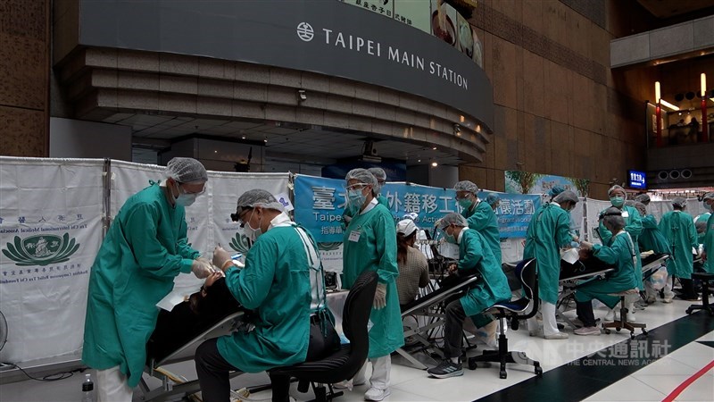 Dental examinations are offered to migrant workers during a free health check event at Taipei Main Station on Sunday. CNA photo Aug. 16, 2026