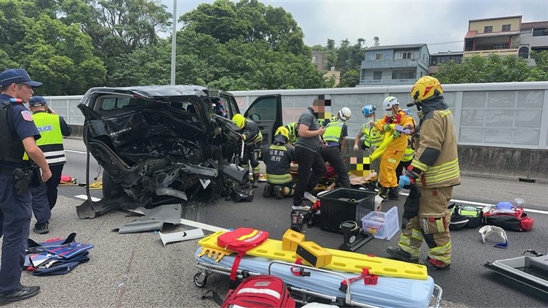 Emergency personnel respond to a three-vehicle crash on National Freeway No. 1 in the Sanyi section of Miaoli County on Wednesday. Photo courtesy of a member of the public