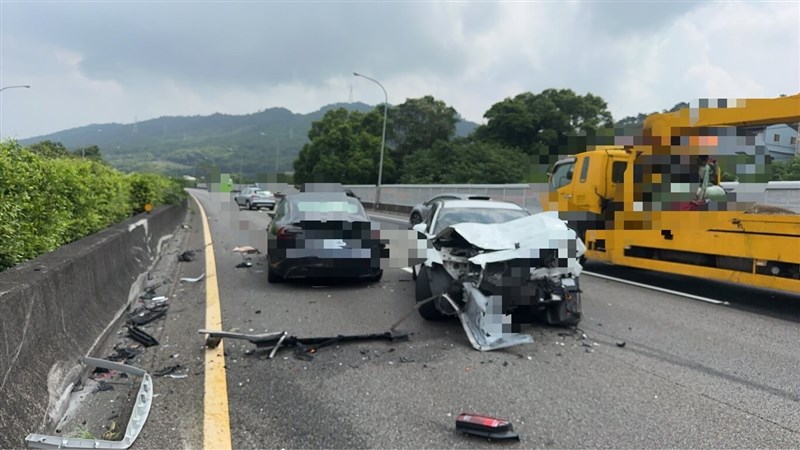 Wrecked vehicles sit on National Freeway No. 1 in the Sanyi section of Miaoli County following a three-vehicle crash on Wednesday. Photo courtesy of local authorities