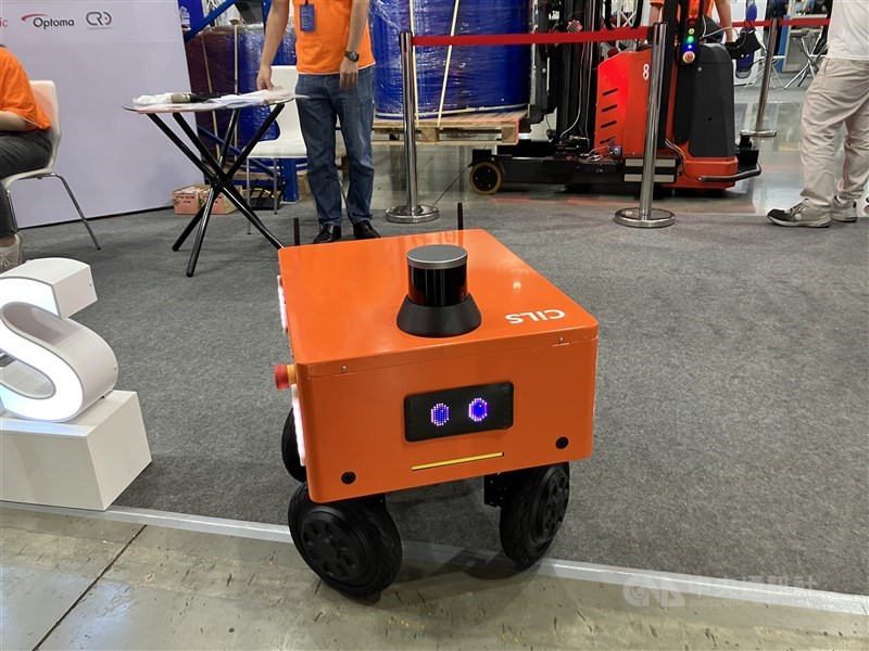CiLS showcases its automatic mobile robot carrier at the Intelligent Asia 2026 expo at the Taipei Nangang Exhibition Center. CNA photo Aug. 19, 2026