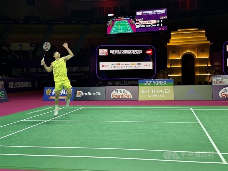 Taiwanese badminton veteran Chou Tien-chen aims for a ball in midair in a game in India on Friday. CNA photo Aug. 21, 2026