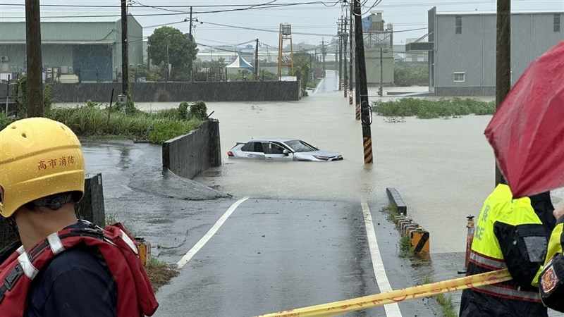 A vehicle is nearly submerged by floodwater in Kaohsiung's Niaosong District due to heavy rain. Photo courtesy of the Kaohsiung Fire Bureau
