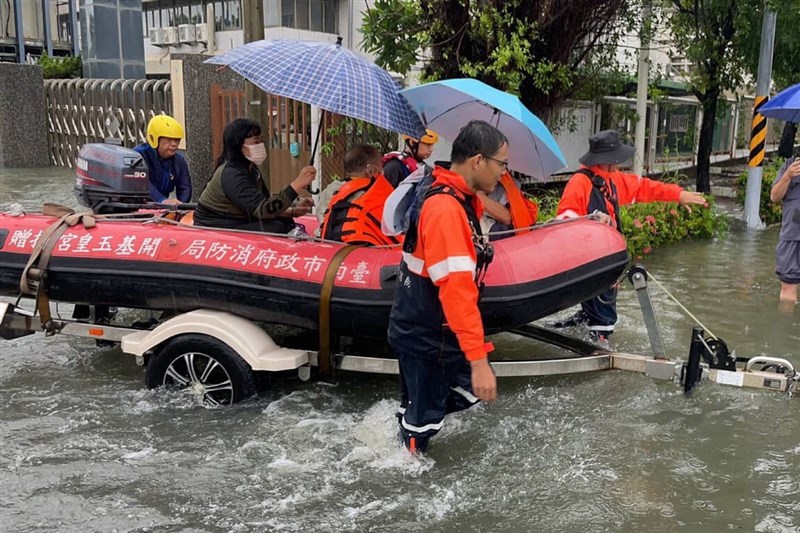 Firefighters use an inflatable boat to transport patients along near An Nan Hospital in Tainan on Monday. Photo courtesy of a reader