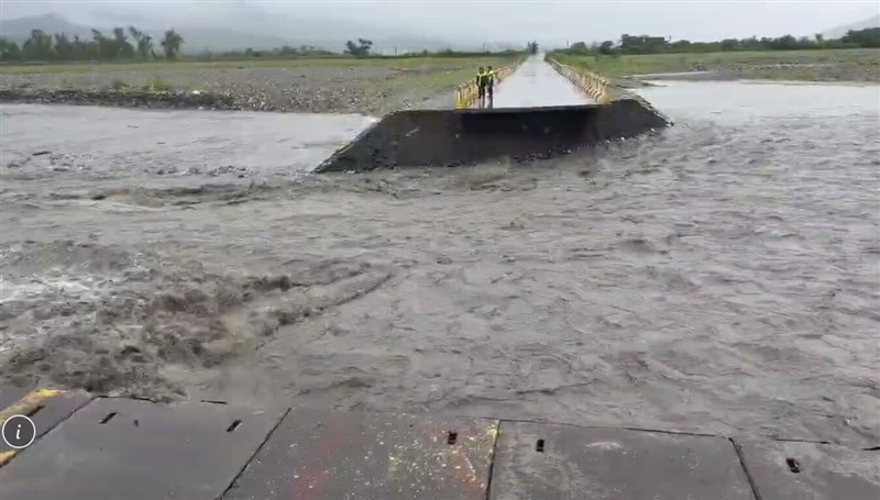 Surging waters in the Xiuguluan River wash away the temporary access road connecting Yuli and Changliang in southern Hualien on Monday. Photo courtesy of Yuli Township Office