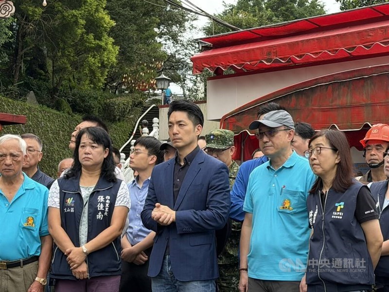 Taipei Mayor Chiang Wan-an (front center) and Chih-Nan Temple Management Committee Chairman Kao Chao-wen (second right) inspect the fire-damaged Lingxiao Hall at Chih-Nan Temple in Taipei's Wenshan District on Tuesday. CNA photo Aug. 25, 2026