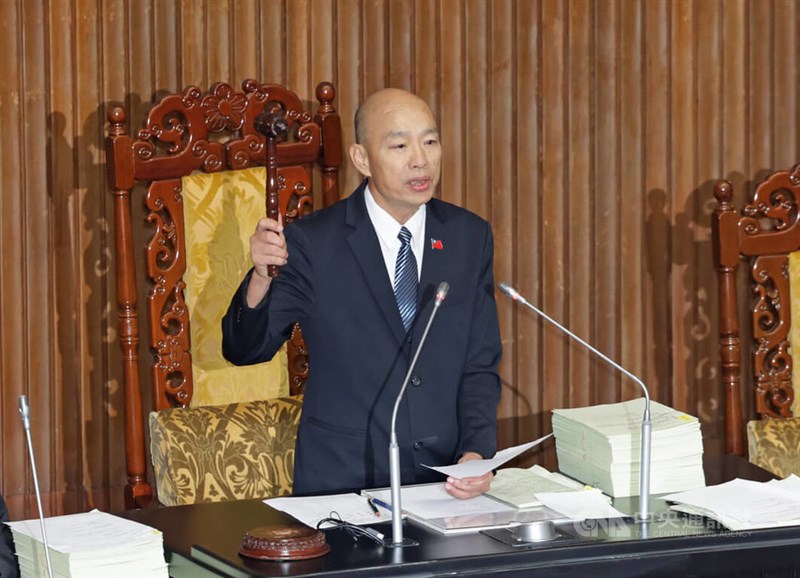 Legislative Speaker Han Kuo-yu strikes the gavel in the Legislative Yuan on Tuesday. CNA photo Aug. 25, 2026