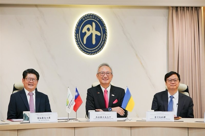 Deputy Foreign Minister François Wu (center) witnesses the Ministry of Foreign Affairs authorize the TaiwanICDF to implement the "Smart Healthcare Enhancement" project in Taipei on Wednesday. Photo courtesy of the Ministry of Foreign Affairs