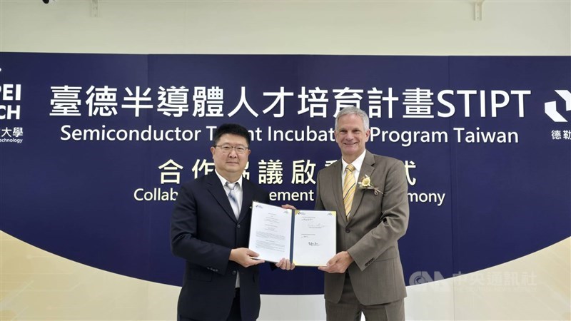 National Taipei University of Technology President Jen Yi-Jun (left) and German Institute Taipei Director General Karsten Tietz pose for a photo at a signing ceremony in Taipei on Wednesday. CNA photo Aug. 26, 2026