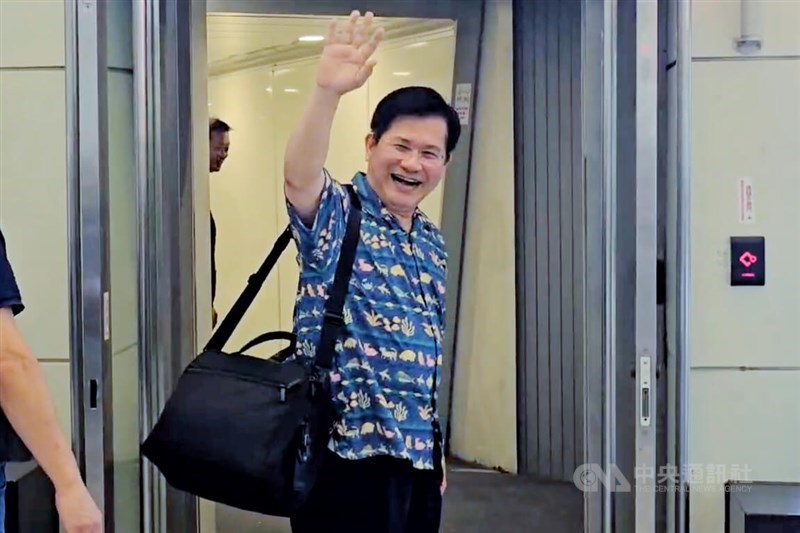 Foreign Minister Lin Chia-lung waves before departing from Taiwan Taoyuan International Airport on Thursday. CNA photo Aug. 27, 2026