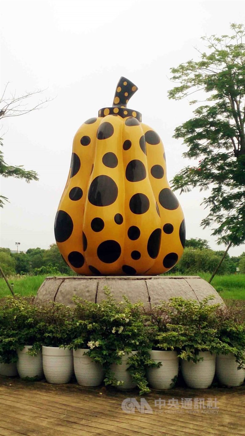 "My Future Seated on a Rock" at the Pingtung Agricultural Biotechnology Park was Kusama's first public artwork in Taiwan. The 5.2-meter-tall fiberglass sculpture features her iconic yellow pumpkin covered in black polka dots. CNA file photo