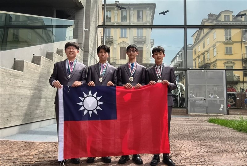 Taiwan's four-member delegation to the 19th International Earth Science Olympiad, from left: Huang Ting-yu , Wang Yi-cheng, Shih Tzu-hung and Liu Hsin-tse. Photo courtesy of Ministry of Education