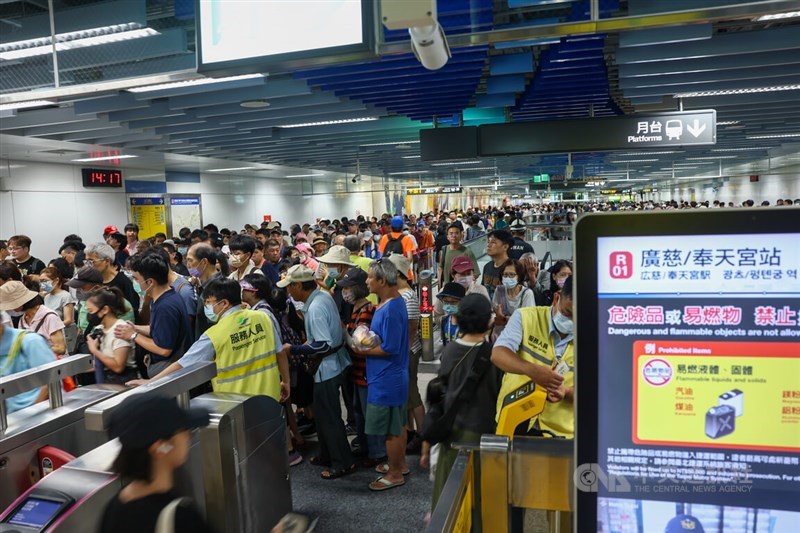 Passengers flood the Taipei MRT Guangci/Fengtian Temple Station after it opened at 2 p.m. Sunday. CNA photo Aug. 30, 2026