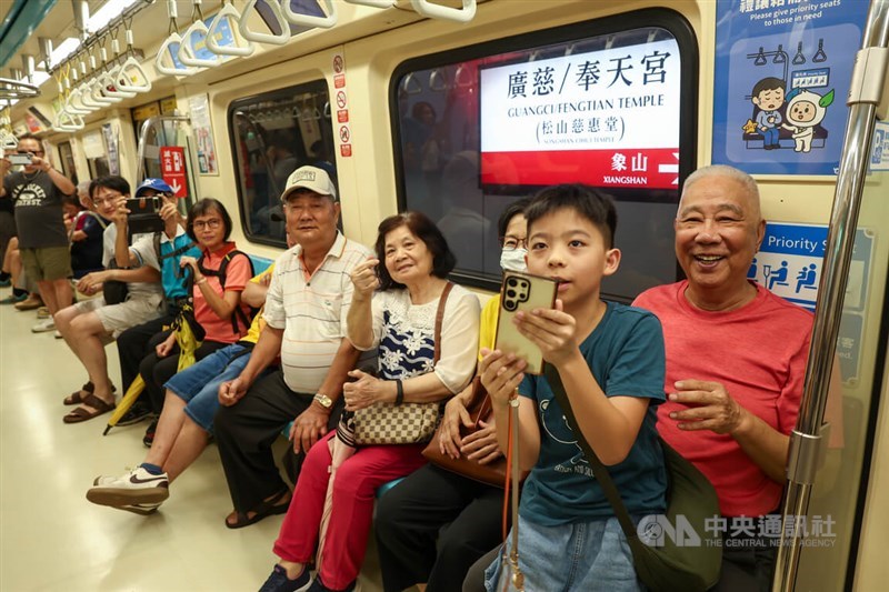 Passengers get on a metro train car from the newly opened Taipei MRT Guangci/Fengtian Temple Station on Sunday. CNA photo Aug. 30, 2026