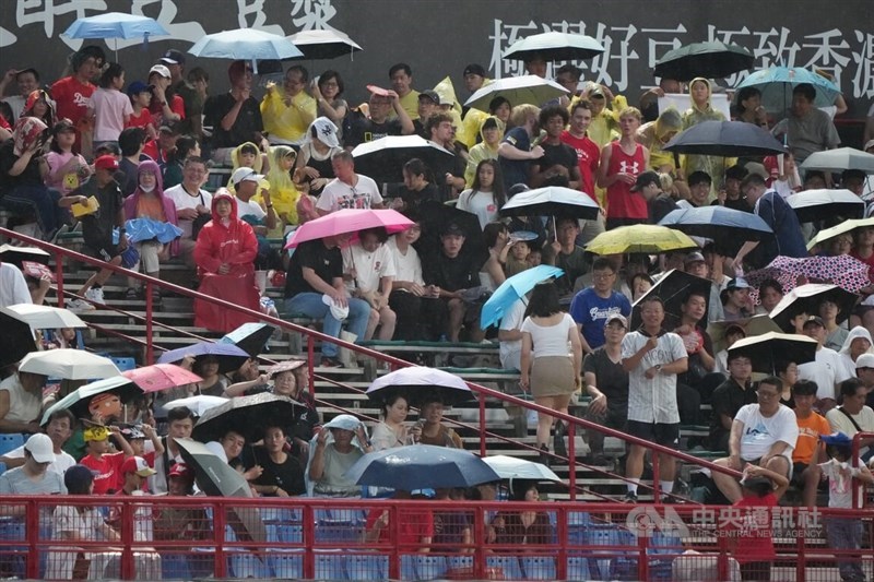 Baseball fans watch a game in the rain in Taipei on Saturday. CNA photo Aug. 29, 2026