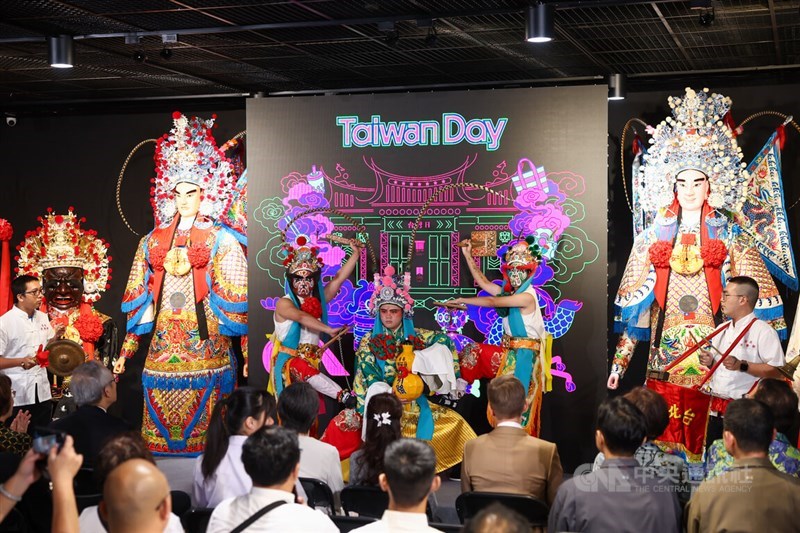 Performers from the Lei Sheng Art Group and Taipei Gong Le Xuan present traditional Taiwanese folk arts at a press event in Taipei on Monday promoting the National Cultural Association of Taiwan's "2026 Taiwan Day" cultural events in Poland. CNA photo Aug. 31, 2026