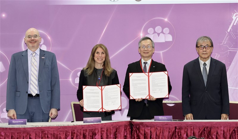 AIT Director Raymond Greene (left) and Taiwan's Education Minister Cheng Ying-yao (right) witness the signing of a memorandum of intent between the Foundation for International Cooperation in Higher Education of Taiwan and the U.S.-based SEMI Foundation on Monday. CNA photo Aug. 31, 2026