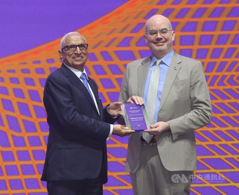 Raymond Greene, director of the American Institute in Taiwan (right), receives an award at the opening ceremony of SEMICON Taiwan 2026 in Taipei on Wednesday. CNA photo Sept. 2, 2026