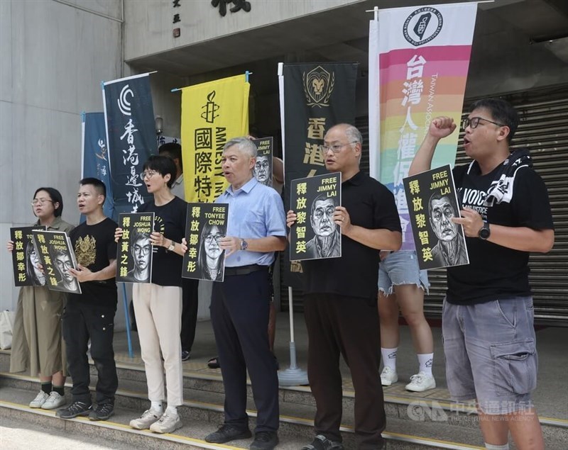 Some civil groups mobilize and call for the immediate release of jailed Hong Kong democracy activist Joshua Wong in front of the Legislative Yuan in Taipei on Wednesday. CNA photo Sept. 2, 2026