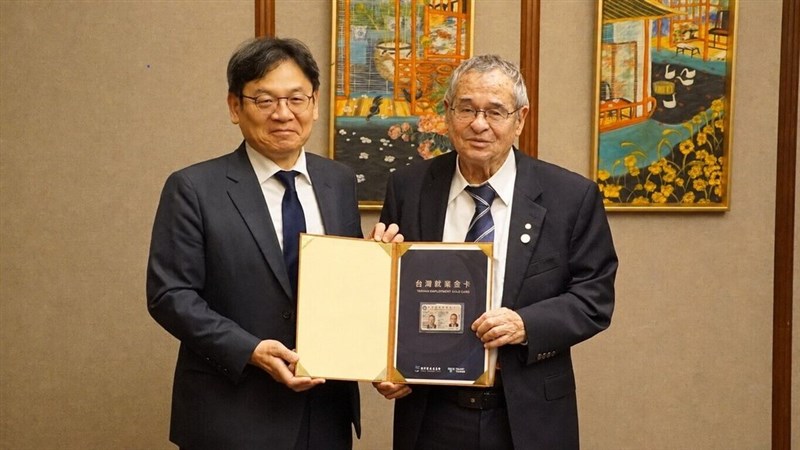 NDC chief Yeh Chun-hsien (left) presents Taiwan's Employment Gold Card to Nobel chemistry laureate Arieh Warshel (right). Photo courtesy of the National Development Council