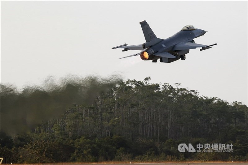 A Taiwanese F-16V fighter jet takes off from an airbase. CNA file photo