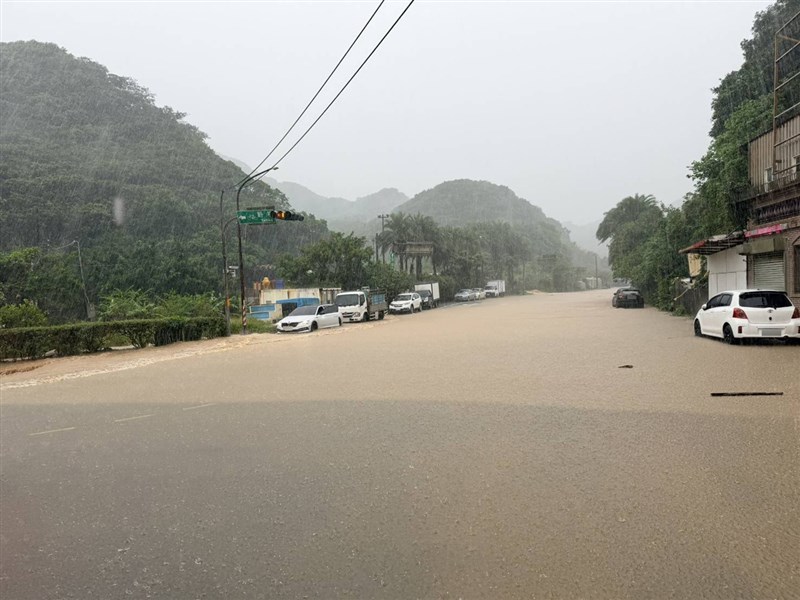 A road in New Taipei's Wanli District is flooded amid heavy rainfall on Friday. Photo courtesy of the Wanli District Office