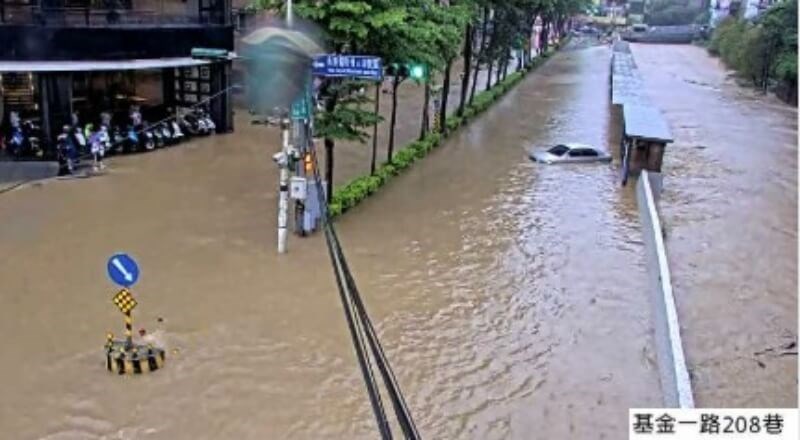Flooding is seen along Jijing 1st Road in Keelung at 11:44 a.m. on Friday, Image taken from the 1968 highway information website