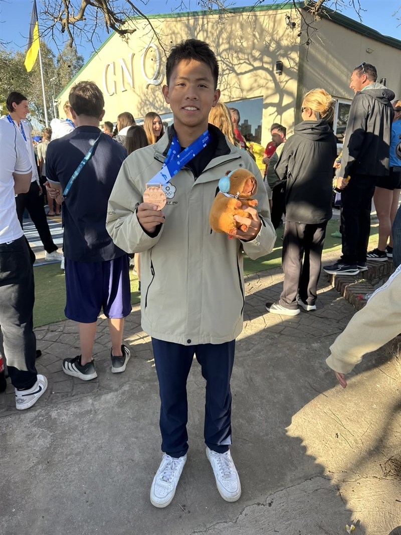 Taiwan swimmer Su Bo-ling poses after winning the gold medal at the World Aquatics Junior Open Water Swimming Championships in Argentina on Friday. Photo taken from the Chinese Taipei Swimming Association's Facebook page