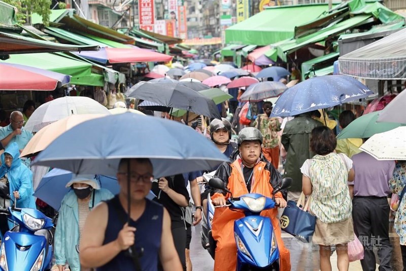Shoppers brave through the rain at a market in Taipei on Sunday. CNA photo Sept. 6, 2026