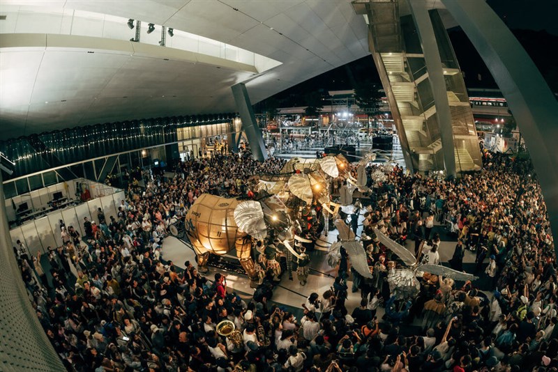 Throngs of people gather in Taipei on Sunday to serenade a street parade of mechanical elephants presented by a French performing arts group. Photo courtesy of the Taipei Performing Arts Center