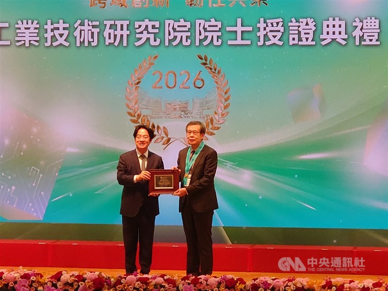 President Lai Ching-te (left) presents Y.P. Chyn (right), a top executive at Taiwan Semiconductor Manufacturing Co., with an Industrial Technology Research Institute laureate certificate at a ceremony in Hsinchu on Monday. CNA photo Sept. 7, 2026