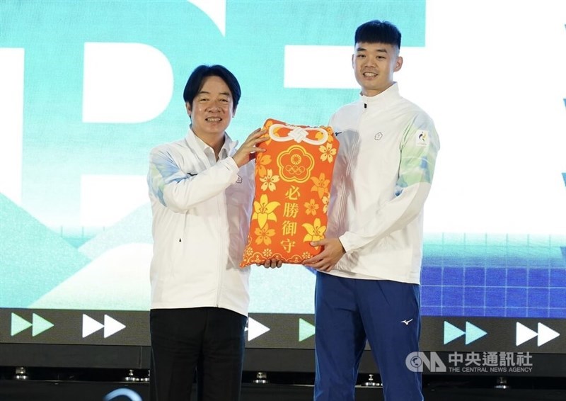 President Lai Ching-te (left) presents a good-luck charm to badminton player Wang Chi-lin (right), who accepts it on behalf of Taiwan’s delegation to the 2026 Asian Games in Aichi-Nagoya, at a flag-presentation ceremony in Kaohsiung on Tuesday. CNA photo Sept. 8, 2026