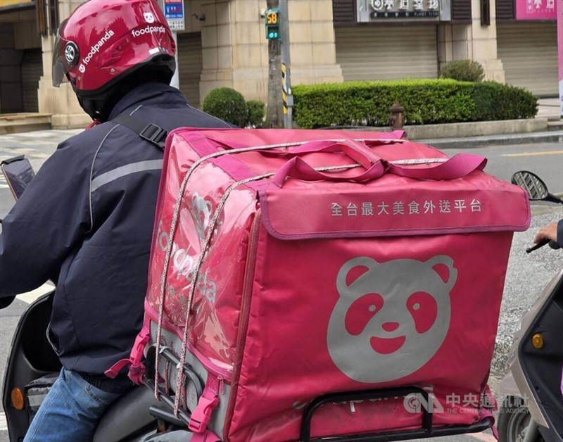 Taiwan’s Ministry of Labor has warned foodpanda that docking riders' pay for delayed deliveries is illegal and carries fines of up to NT$100,000 per affected worker. CNA file photo