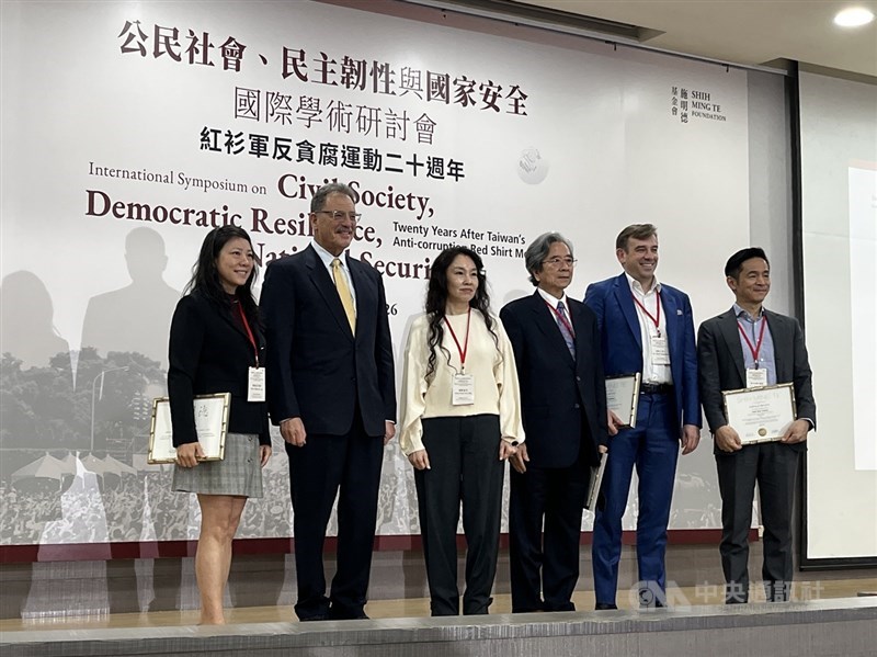 Kharis Templeman (second right) poses with other speakers after receiving a certificate from Shih Ming-Te Foundation Chairperson Jessica Gina Chen Shih (third left) at a symposium in Taipei on Wednesday. CNA photo Sept. 10, 2026