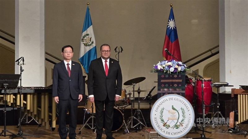 Vice Foreign Minister Ger Baushuan (left) poses with Guatemalan Ambassador to Taiwan Luis Raúl Estévez López in Taipei on Thursday. CNA photo Sept. 10, 2026