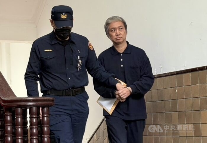 Taiwanese businessman Cheng Ming-chia (right) is escorted to court by a police officer in January. CNA file photo