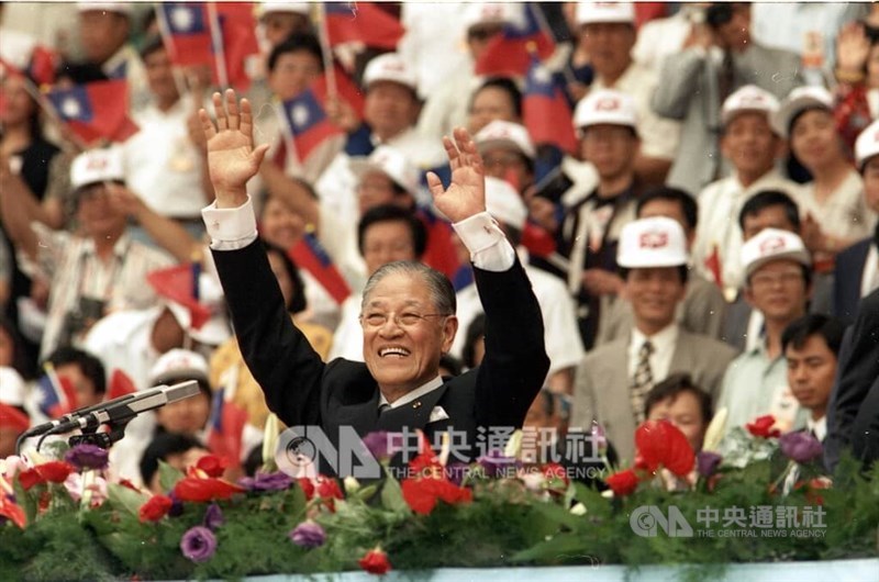 Then-President Lee Teng-hui waves to supporters during his inauguration ceremony at the Taoyuan County Stadium on May 20, 1996. CNA file photo
