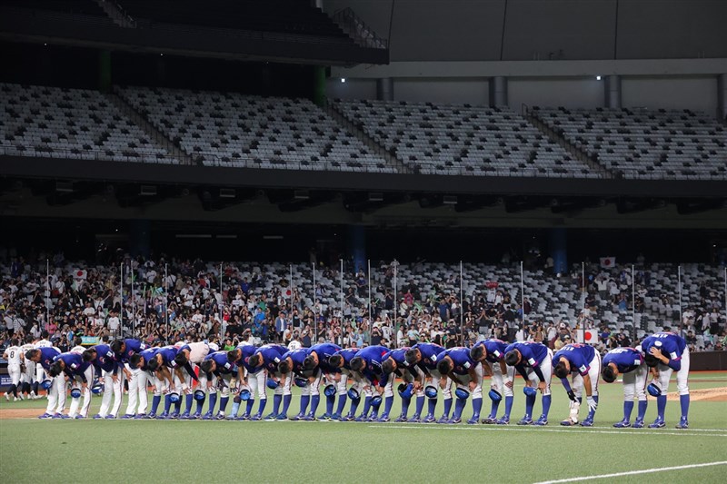 Taiwanese players bow to thank fans after losing to Japan in the Super Round of the BFA U18 Asian Baseball Championship at Taipei Dome on Saturday. CNA photo Sept. 12, 2026